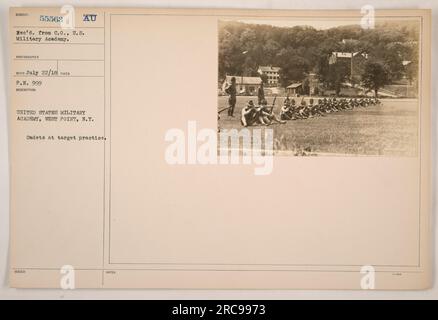 Kadetten an der Militärakademie der Vereinigten Staaten in West Point, New York, die sich an Zielübungen beteiligen. Das Foto wurde am 22. Juli 1918 von einem nicht identifizierten Fotografen aufgenommen. Das Bild zeigt Kadetten, die an Übungen an der Akademie teilnehmen. Alle Informationen basieren auf den offiziellen Aufzeichnungen aus den USA Militärakademie. Stockfoto