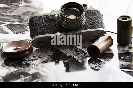 Analoge Antikkamera Jahre 1940 mit Zubehör und 35 mm. Film Stockfoto