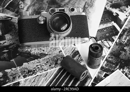 Analoge Antikkamera Jahre 1940 mit Zubehör und 35 mm. Film Stockfoto