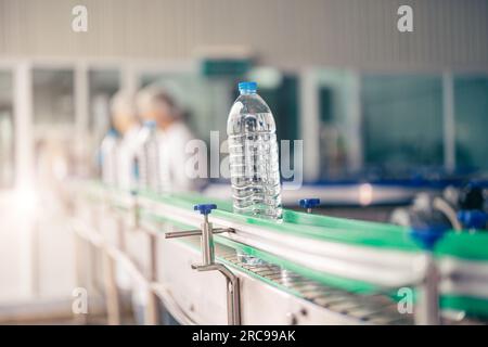 Sauberes Trinkwasser in Flaschen für Lebensmittel und Getränke Umkehrosmose-System Hygiene in der Produktion Förderbandlinie Stockfoto