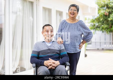 Porträt reifes Paar Liebhaber Mann Rollstuhlfahrer, Rentnerfamilie mit glücklicher, gesunder Seniorenfrau Stockfoto