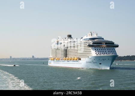 Das Kreuzfahrtschiff Anthem of the Seas verlässt Southampton Docks an einem sonnigen Sommertag. Stockfoto