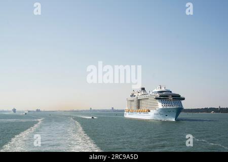 Das Kreuzfahrtschiff Anthem of the Seas verlässt Southampton Docks an einem sonnigen Sommertag. Stockfoto