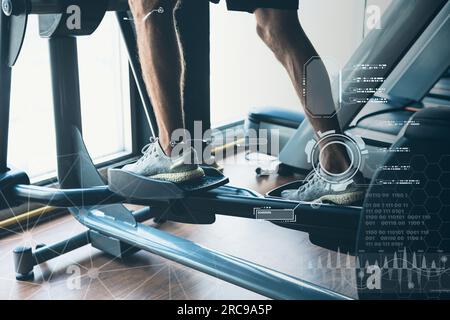 Moderne Technik im sportwissenschaftlichen Konzept. Muskelkräftetraining im Sportverein-Overlay Datendiagramm Körperanalyse-Diagramm-Schnittstelle Stockfoto