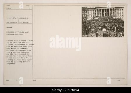 Die Menge in Washington D.C. versammelt sich, um die Nachricht von Präsident Wilson's Victory Loan aus einem Militärflugzeug zu hören. Der Beobachter benutzte ein drahtloses Telefon, um die Nachricht zu übermitteln, die am Boden über Funkwellen empfangen und mit dem neu erfundenen Magnavox verstärkt wurde. Foto aufgenommen am 21. April 1919, von CPL Franklin. Stockfoto