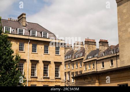 Allgemeiner Überblick über Wohnungen in Bath, England, Großbritannien, an einem sonnigen Tag. Stockfoto