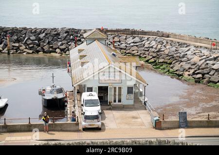 Allgemeiner Blick auf die Ventnor Haven Fishery und Essen zum Mitnehmen auf der Isle of Wight mit Fischerbooten. Stockfoto