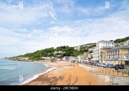 Allgemeiner Blick auf den Strand von Ventnor auf der Isle of Wight an einem sonnigen Sommertag. Stockfoto