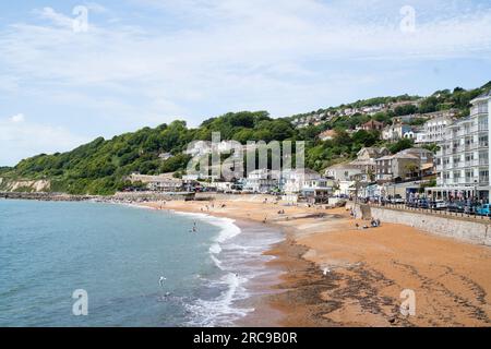 Allgemeiner Blick auf den Strand von Ventnor auf der Isle of Wight an einem sonnigen Sommertag. Stockfoto