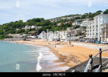 Allgemeiner Blick auf den Strand von Ventnor auf der Isle of Wight an einem sonnigen Sommertag. Stockfoto