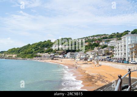 Allgemeiner Blick auf den Strand von Ventnor auf der Isle of Wight an einem sonnigen Sommertag. Stockfoto