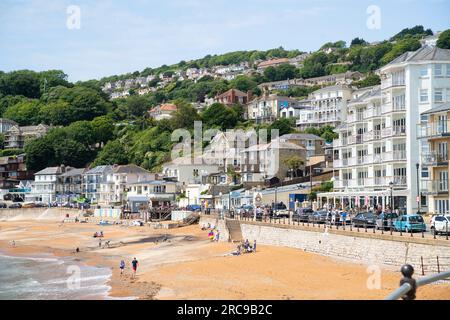 Allgemeiner Blick auf den Strand von Ventnor auf der Isle of Wight an einem sonnigen Sommertag. Stockfoto