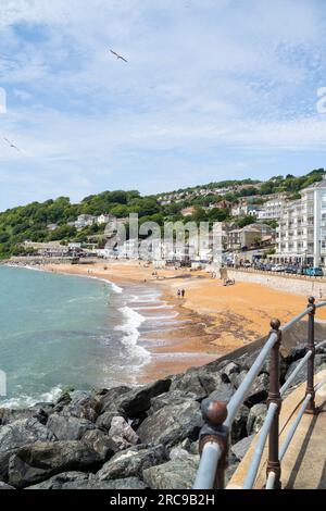 Allgemeiner Blick auf den Strand von Ventnor auf der Isle of Wight an einem sonnigen Sommertag. Stockfoto