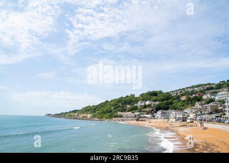 Allgemeiner Blick auf den Strand von Ventnor auf der Isle of Wight an einem sonnigen Sommertag. Stockfoto