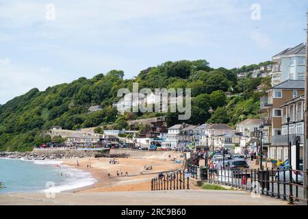 Allgemeiner Blick auf den Strand von Ventnor auf der Isle of Wight an einem sonnigen Sommertag. Stockfoto