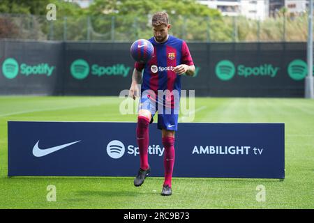 Barcelona, Spanien. 13. Juli 2023. Inigo Martinez während seiner Präsentation als neuer FC Barcelona Spieler im Ciutat Esportiva Joan Gamper Trainingszentrum am 13. Juli 2023 in Barcelona, Spanien. (Foto: Bagu Blanco/PRESSINPHOTO) Kredit: PRESSINPHOTO SPORTS AGENCY/Alamy Live News Stockfoto