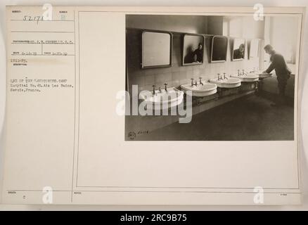 Eine Fotografie, die eine der Toiletten des Lagerkrankenhauses Nr. 45 in Aix les Bains, Savoie, Frankreich während des Ersten Weltkriegs zeigt Es wurde am 20. Januar 1919 vom Fotografen J.W. Crunelle aufgenommen. Das Bild ist Teil der Serie 52178 und trägt die Überschrift „1211-F9“. Stockfoto