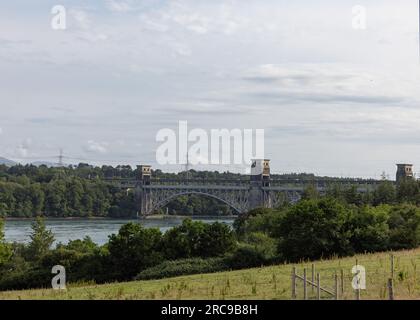 Die Britannia-Brücke über die Menai-Straße, die Anglesey mit Wales verbindet Stockfoto