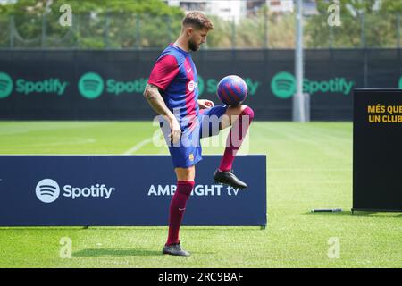 Barcelona, Spanien. 13. Juli 2023. Inigo Martinez während seiner Präsentation als neuer FC Barcelona Spieler im Ciutat Esportiva Joan Gamper Trainingszentrum am 13. Juli 2023 in Barcelona, Spanien. (Foto: Bagu Blanco/PRESSINPHOTO) Kredit: PRESSINPHOTO SPORTS AGENCY/Alamy Live News Stockfoto