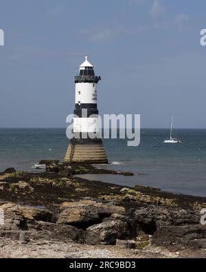 Leuchtturm Trwyn Du auf Penmon Point Anglesey, Wales Stockfoto