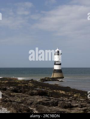 Leuchtturm Trwyn Du auf Penmon Point Anglesey, Wales Stockfoto