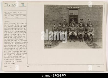 Pvt. D. W. Kelly hat dieses Foto am 27. Dezember 1918 auf dem Ford Junction Aerodrome in Sussex, England, gemacht. Das Bild zeigt eine Gruppe von Mitarbeitern aus verschiedenen Einheiten während des Ersten Weltkriegs Zu den Personen in der hinteren Reihe gehören 1. Lieut. J. H. Stevenson, 1. Lieut. G.M. Paxton, 1. Lieut. A.E. Von Hartens und 2. Lieut. C.B. Austin. In der mittleren Reihe sehen wir 1. LT. G.H. Gwinn, 2. Lieut. C.W. Gebhardt, 2. Lieut. R.J. Sniderwind, 2. Lieut. H.B. Bassett, 1. Lieut. F.T. Blakeman, 1. Lieut. A. W.. Gibson und 1. Lieut. R.P. Baldwin. Das Datum des Fotos ist nicht angegeben. AUSGESTELLT durch DIE POST Stockfoto