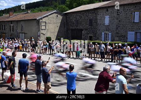 Belleville En Beaujolais, Frankreich. 13. Juli 2023. Das Reiterpaket, das während der Etappe 12 des Radrennen Tour de France in Aktion gezeigt wurde, von Roanne nach Belleville-en-Beaujolais (168, 8 km), Frankreich, Donnerstag, den 13. Juli 2023. Die diesjährige Tour de France findet vom 01. Bis 23. Juli 2023 statt. BELGA FOTO JASPER JACOBS Kredit: Belga News Agency/Alamy Live News Stockfoto