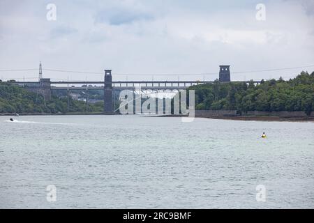 Die Britannia-Brücke über die Menai-Straße, die Anglesey mit Wales verbindet Stockfoto