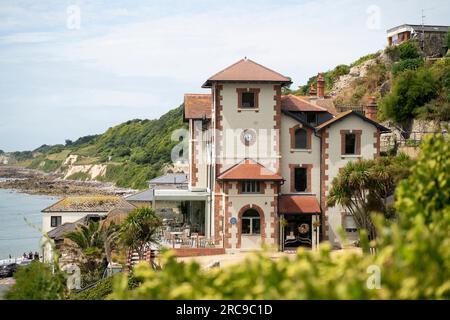 Allgemeiner Blick auf das Terrace Hotel, Restaurant und Weinladen in Ventnor auf der Isle of Wight. Stockfoto