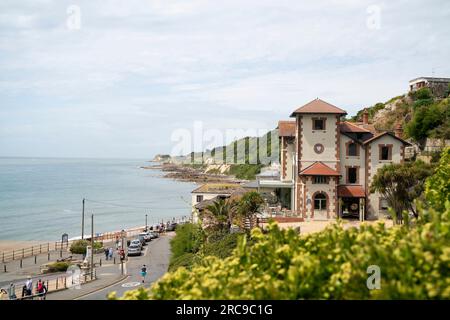 Allgemeiner Blick auf das Terrace Hotel, Restaurant und Weinladen in Ventnor auf der Isle of Wight. Stockfoto