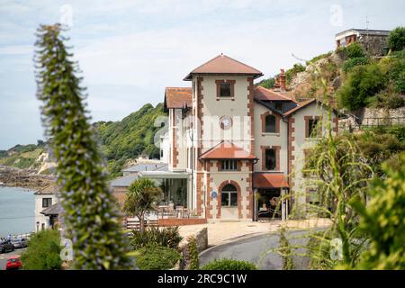Allgemeiner Blick auf das Terrace Hotel, Restaurant und Weinladen in Ventnor auf der Isle of Wight. Stockfoto