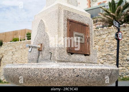 Ein öffentlicher Brunnen mit Trinkwasser in Ventnor auf der Isle of Wight, England, an einem Sommertag. Stockfoto