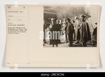 Französische und italienische Truppen versammeln sich auf dem Marktplatz in Castelfranco, Italien, wo die französischen Truppen stationiert sind. Der Fotograf Rec Syreke PO nimmt die Szene der Kameradschaft der Verbündeten auf, während Soldaten beider Armeen interagieren. Can-Nummer: 0,609. Stockfoto