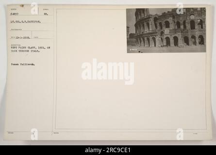 West Point Klasse 1921 Besuch des römischen Kolosseums in Italien. Das Foto wurde von Lieutenant Colonel G.R. gemacht Harrison, empfangen am 1. Dezember 1919. Das Bild zeigt die Studenten, die das historische Wahrzeichen während ihrer Tour durch Italien erkunden. Das Foto ist Teil der Sammlung mit der Bezeichnung „Fotos von amerikanischen Militäraktivitäten während des Ersten Weltkriegs“. Stockfoto