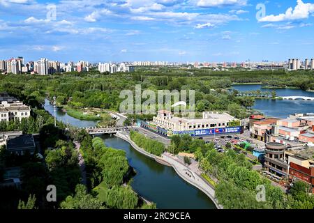 (230713) -- PEKING, 13. Juli 2023 (Xinhua) -- Dieses Foto wurde am 8. Juli 2023 aufgenommen und zeigt einen Blick auf den Fluss Liangma in Peking, der Hauptstadt von China. Die seine, der zweitgrößte Fluss Frankreichs, schlängelt sich durch das Herz von Paris. Die Stadt fließt von Westen nach Osten und teilt sie in die berühmten „linken Ufer“ und „rechten Ufer“. Das linke Ufer ist durch ein künstlerisches Ambiente geprägt, geschmückt mit Cafés, Theatern und Buchläden, die eine Oase für den literarischen Kreis und ein kulturelles Paradies schaffen. Auf der anderen Seite beherbergt das rechte Ufer renommierte Wahrzeichen wie den Louvre, den ehemaligen königlichen Palast, an Stockfoto