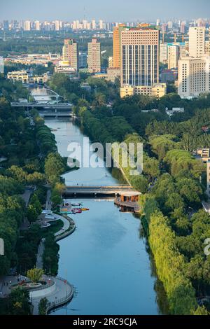 (230713) -- PEKING, 13. Juli 2023 (Xinhua) -- Dieses Foto wurde am 14. Juni 2023 aufgenommen und zeigt einen Blick auf den Fluss Liangma in Peking, der Hauptstadt von China. Die seine, der zweitgrößte Fluss Frankreichs, schlängelt sich durch das Herz von Paris. Die Stadt fließt von Westen nach Osten und teilt sie in die berühmten „linken Ufer“ und „rechten Ufer“. Das linke Ufer ist durch ein künstlerisches Ambiente geprägt, geschmückt mit Cafés, Theatern und Buchläden, die eine Oase für den literarischen Kreis und ein kulturelles Paradies schaffen. Auf der anderen Seite beherbergt das rechte Ufer renommierte Wahrzeichen wie den Louvre, den ehemaligen Königspalast, A. Stockfoto