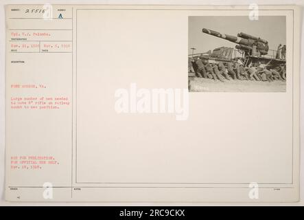 Soldaten des amerikanischen Militärs werden am 18. November 1918 in Fort Monroe, VA, gesehen, wie sie ein 8'-Gewehr auf einer Eisenbahnhalterung in eine neue Position bringen. Dieses Foto zeigt die große Anzahl von Männern, die an der Aufgabe beteiligt sind. Dieses Bild ist nicht zur Veröffentlichung vorgesehen und nur zur offiziellen Verwendung bestimmt.“ Stockfoto
