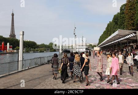 (230713) -- PARIS, 13. Juli 2023 (Xinhua) -- Eine Modenschau findet am 4. Juli 2023 auf der seine in Paris, Frankreich, statt. Die seine, der zweitgrößte Fluss Frankreichs, schlängelt sich durch das Herz von Paris. Die Stadt fließt von Westen nach Osten und teilt sie in die berühmten „linken Ufer“ und „rechten Ufer“. Das linke Ufer ist durch ein künstlerisches Ambiente geprägt, geschmückt mit Cafés, Theatern und Buchläden, die eine Oase für den literarischen Kreis und ein kulturelles Paradies schaffen. Auf der anderen Seite beherbergt das rechte Ufer renommierte Wahrzeichen wie den Louvre, den ehemaligen königlichen Palast und den Elysee Palast, den Stockfoto