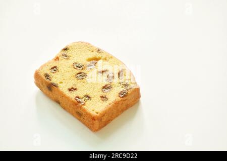 Schneiden Sie Rosinen mit Vanillebrotfüllung auf weißem Hintergrund Stockfoto