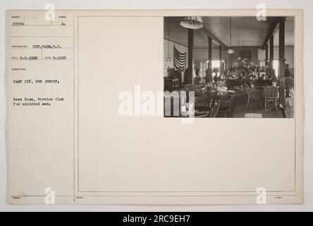 Ein Foto der Toilette im Service Club #11 in Camp Dix, New Jersey. Das Foto wurde von Sergeant S.C. aufgenommen Saum am 1920. Mai. Es zeigt einen gut gepflegten Ruhebereich mit Stühlen und Tischen für einberufene Männer zum Entspannen. Offizielle US-Militärausgabe. Stockfoto