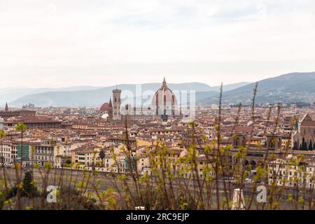 Florenz, Italien - 6. April 2022: Die Kuppel der Kathedrale Santa Maria del Fiore, Florenz, Toskana, Italien. Stockfoto