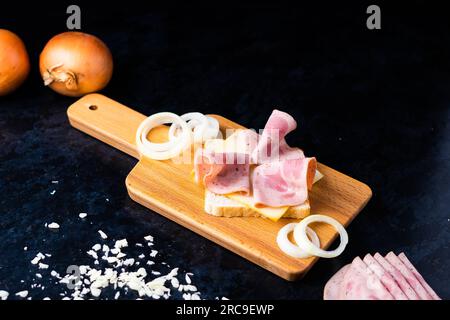 Würstchen Mortadella und Zwiebeln auf dem Schneidebrett Stockfoto