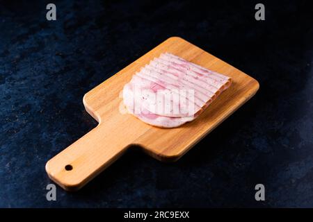 Würstchen Mortadella und Zwiebeln auf dem Schneidebrett Stockfoto