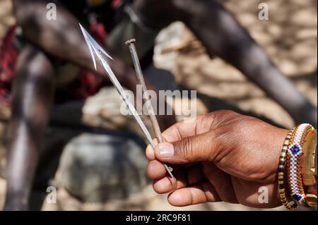 lokale Handwerker vom Volksstamm der Datoga schmieden Pfeile, Eyasi-See, Tansania, Afrika |Einheimische aus dem Datoga-Stamm schmieden Pfeile , Eyasi-See, Tansan Stockfoto