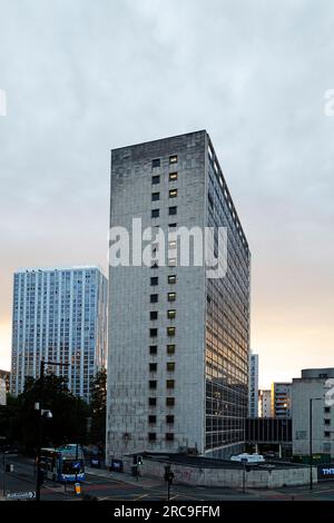 Hochhäuser, die von der Bridge Street im Zentrum von Manchester, England, aus zu sehen sind. Stockfoto