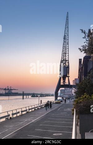 Abendstimmung an der Großen Elbstraße in Hamburg-Neumühlen Stockfoto