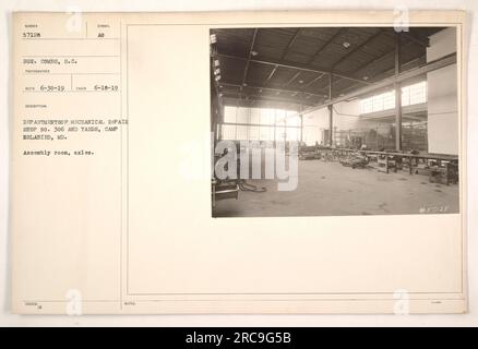 Das Bild zeigt den Montageraum des Department of Mechanical Repair Shop No. 306 und Yards in Camp Holabird, Maryland während des Ersten Weltkriegs. Der Raum ist voll mit Achsen. Das Foto wurde am 18. Juni 1919 aufgenommen und trägt die Nummer 57128. Stockfoto