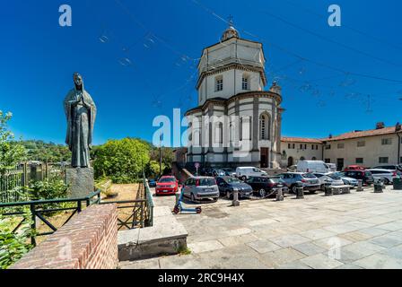 Turin, Piemont, Italien - 10. Juni 2023: Kirche Santa Maria del Monte dei Cappuccini (16. Jahrhundert) mit der Statue von Maria Addolorata Stockfoto