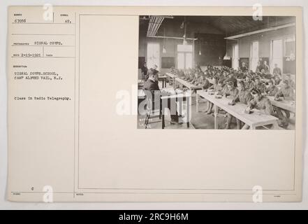 Ein Kurs in Radio Telegraphie an der Signal Corps School, Camp Alfred Vail, New Jersey. Das Foto mit der Nummer 67056 wurde am 19. Februar 1921 von einem Fotografen des Signal Corps aufgenommen. Die Teilnehmer können aktiv an ihrer Schulung teilnehmen. Stockfoto