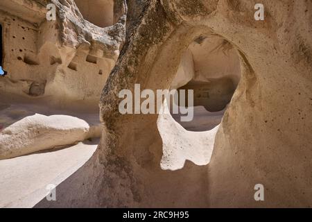 Malerische Landschaft aus geformten Sandsteinfelsen. Berühmte Feenkamine oder mehrköpfige Steinpilze im Pasabagi Tal, Göreme, Kappadokien, Anatolien, Stockfoto